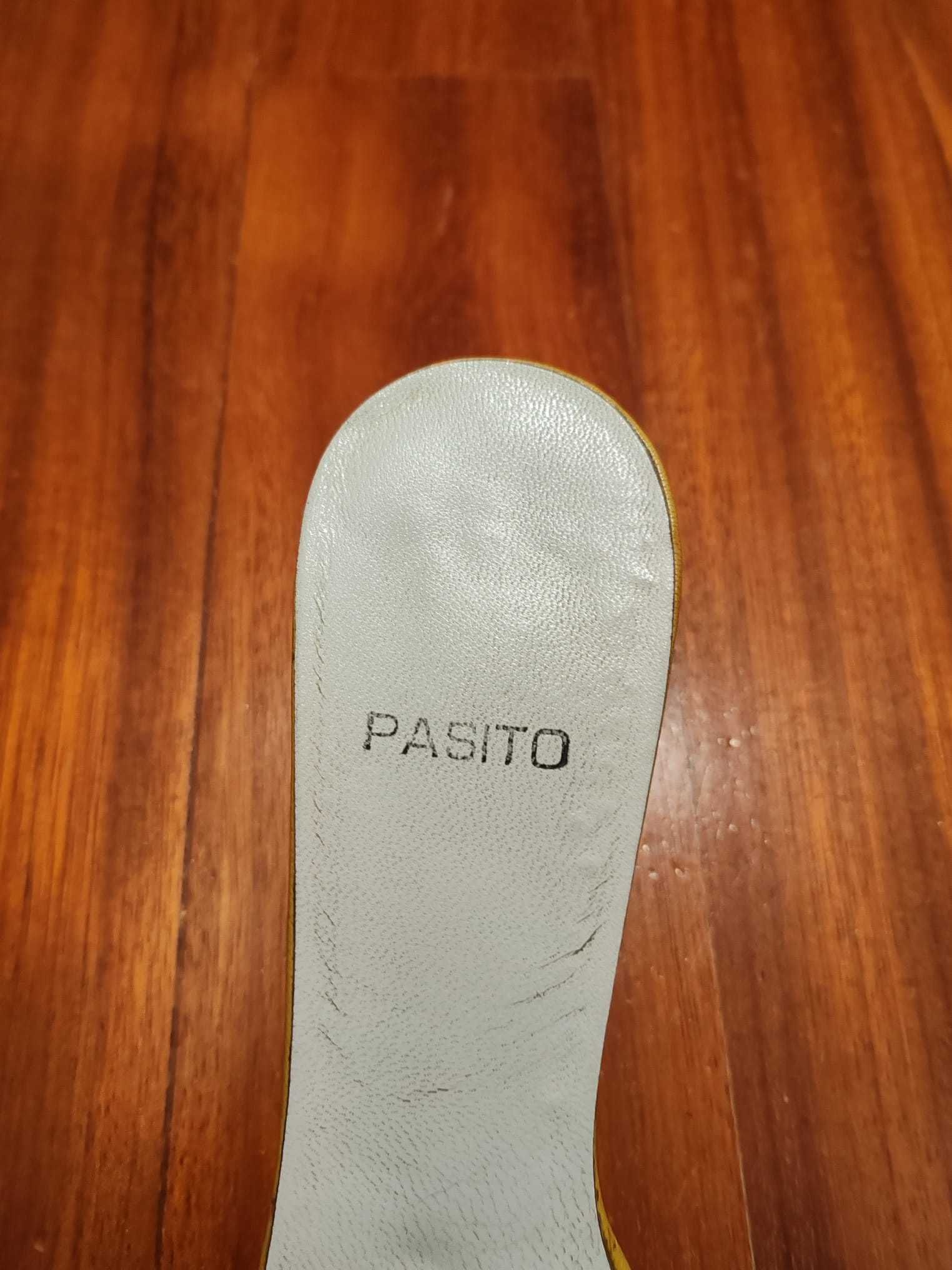 Sandálias em pele genuína da marca Pasito. Sem uso.
