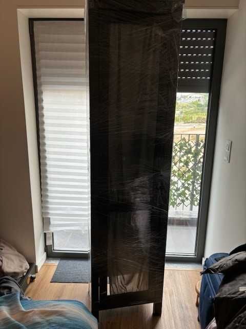 Estante Ikea, elegante, preto-castanho, porta vidro, bom estado