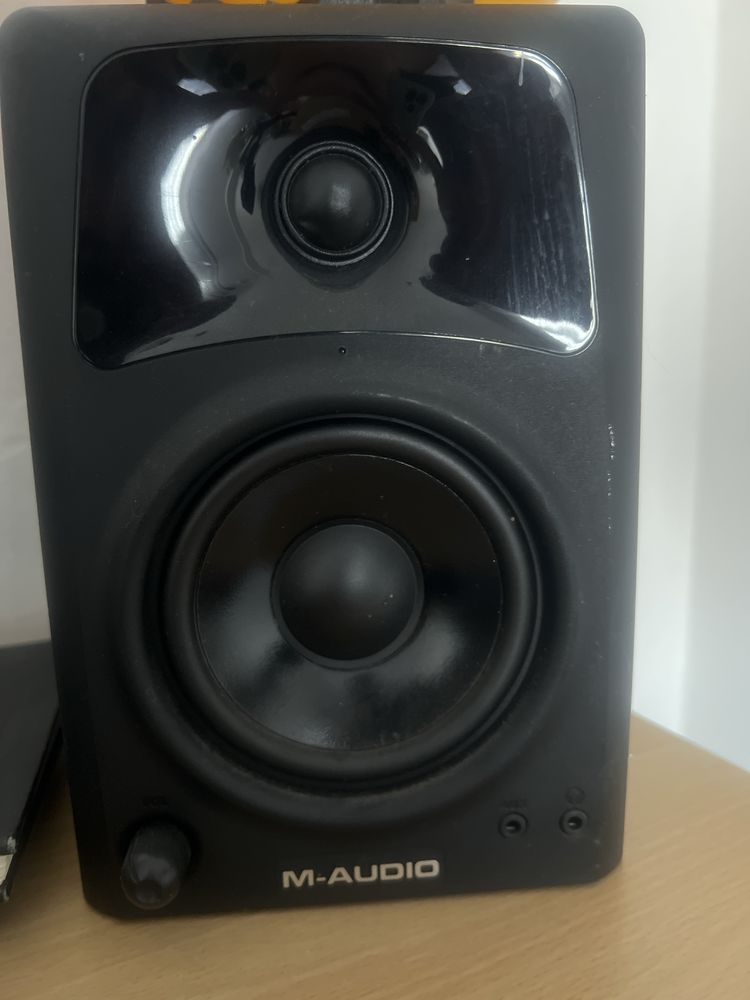 Monitores m audio