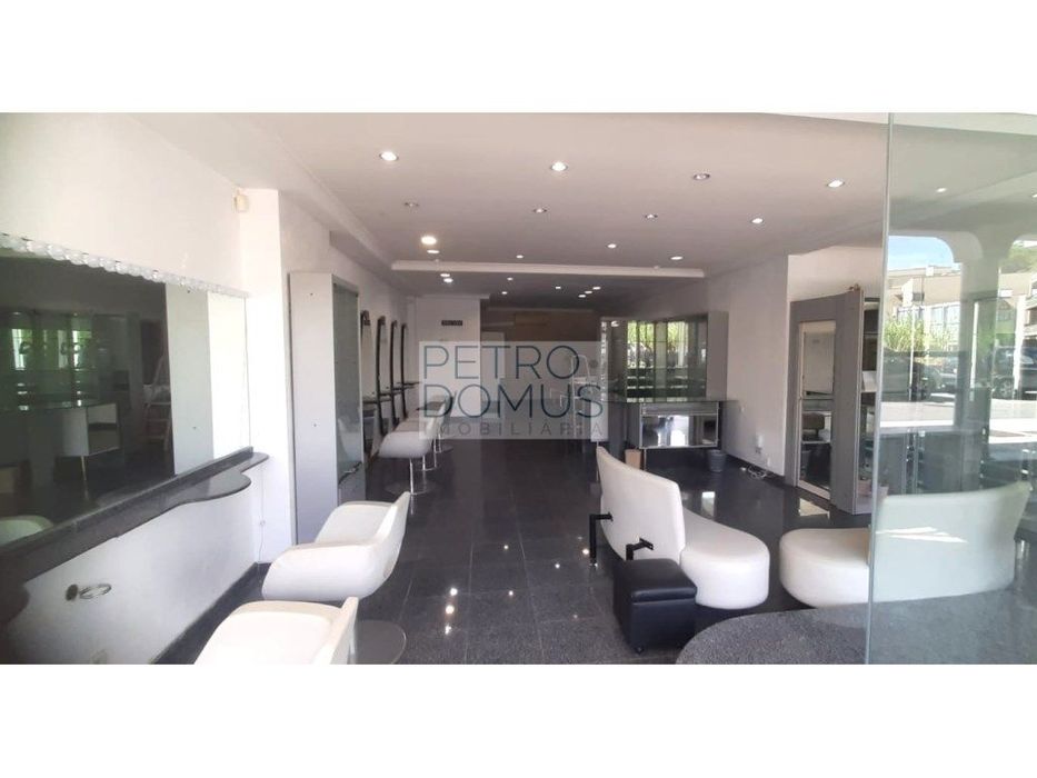 Loja Com 94 M2 - Centro De Leiria - Preparada Para Cabeleireiro Com...