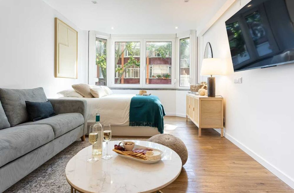 Estúdio Moderno Mobilado em Cascais