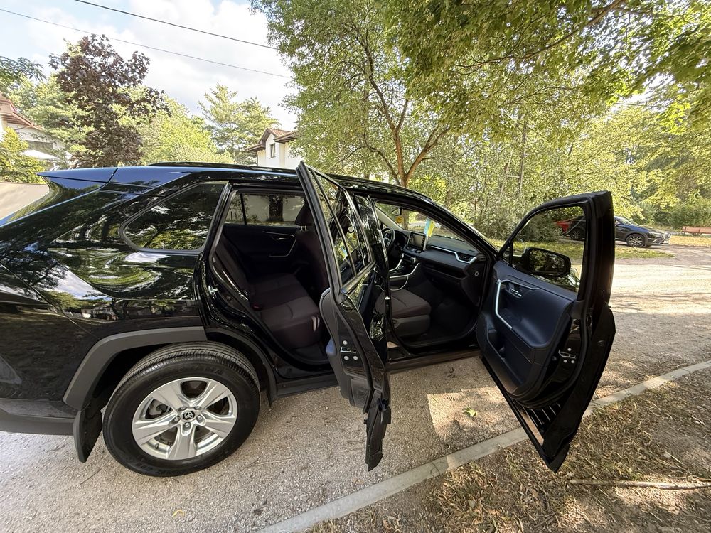 Продам TOYOTA RAV4 2021 року брала в автосалоні є всі документи