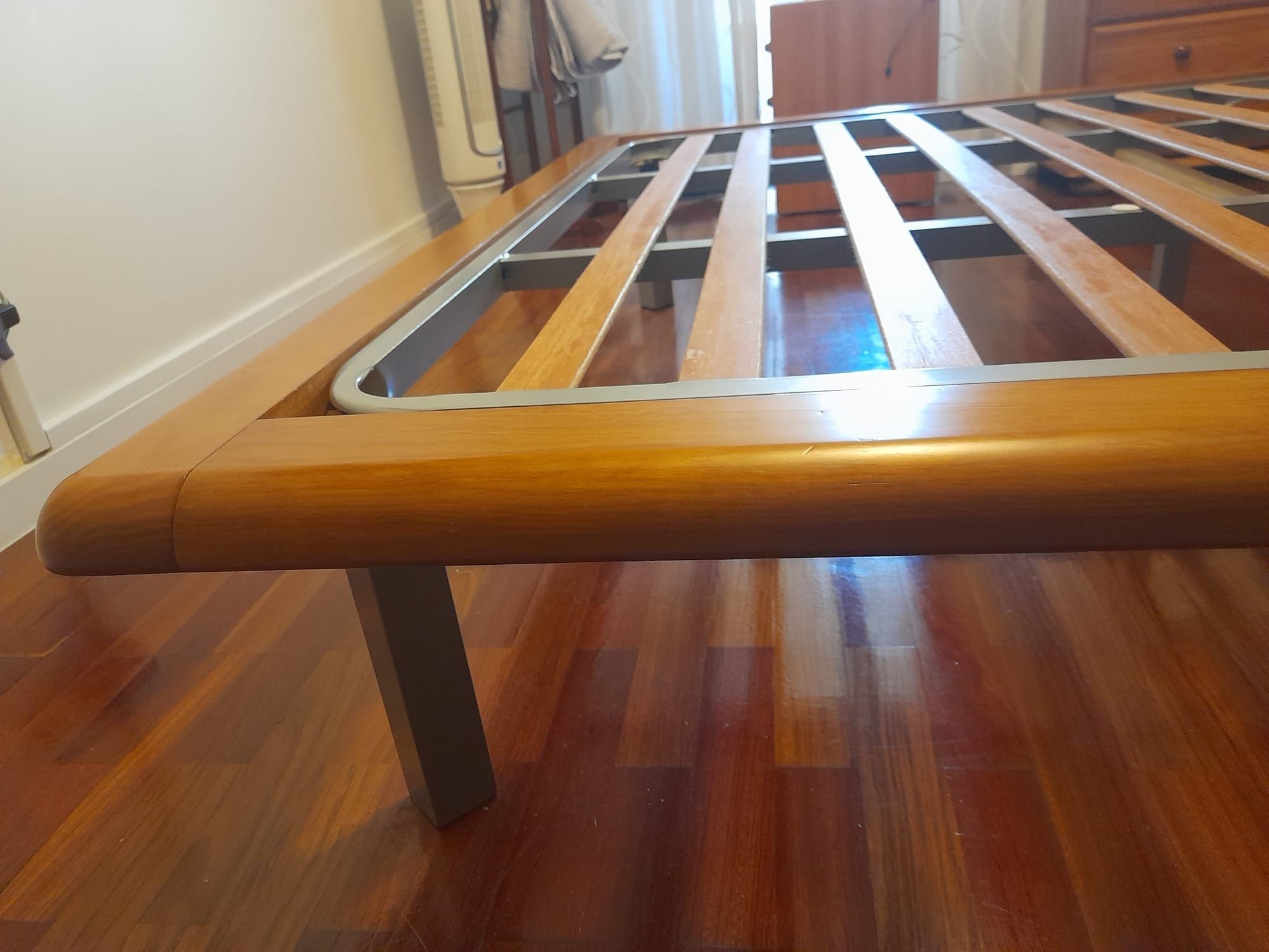 Cama de casal em madeira.