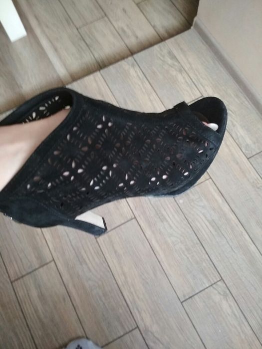 Босоніжки туфлі стильні на каблуку чорні замшеві