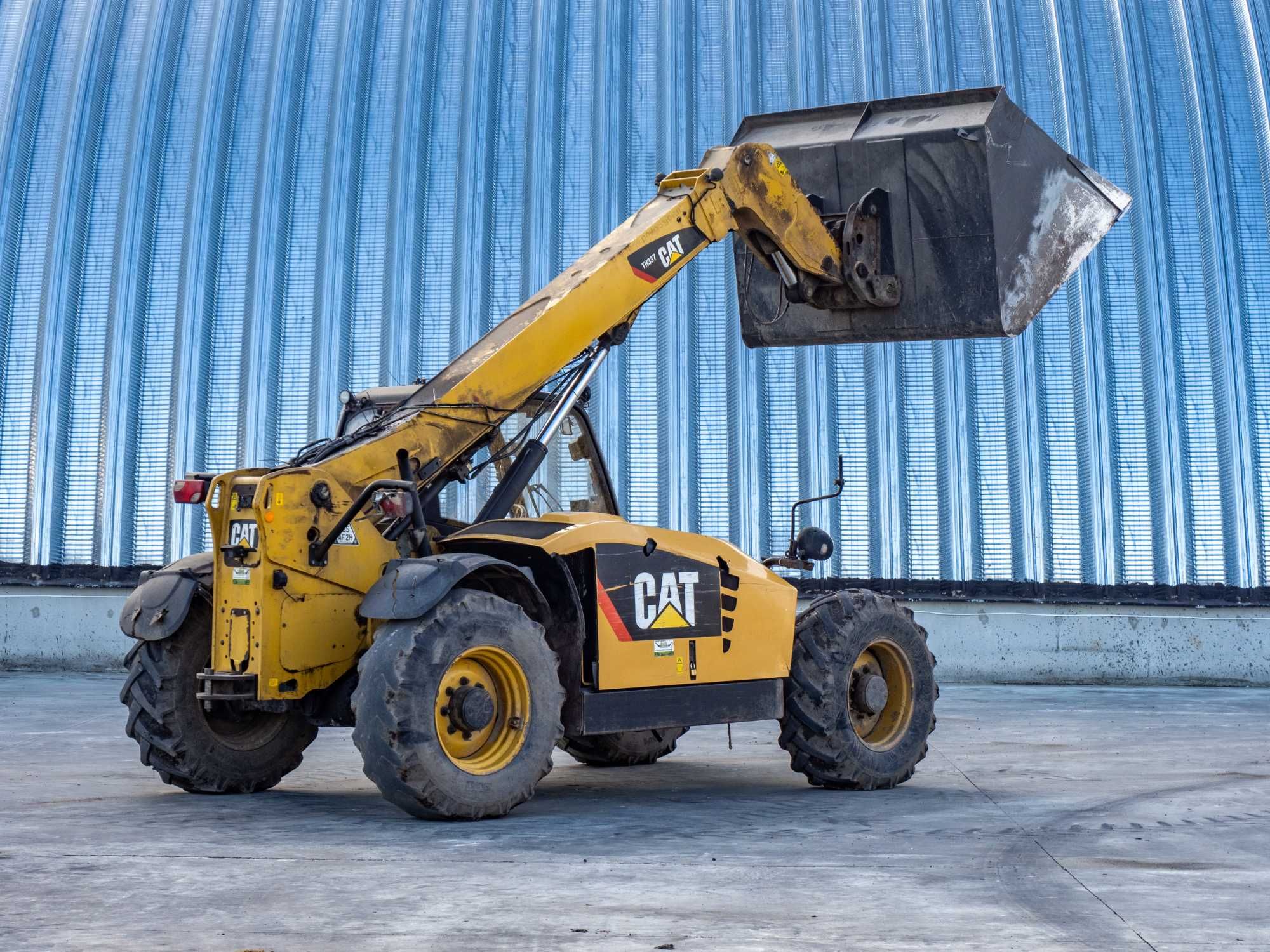 CAT TH337 - телескопічний навантажувач