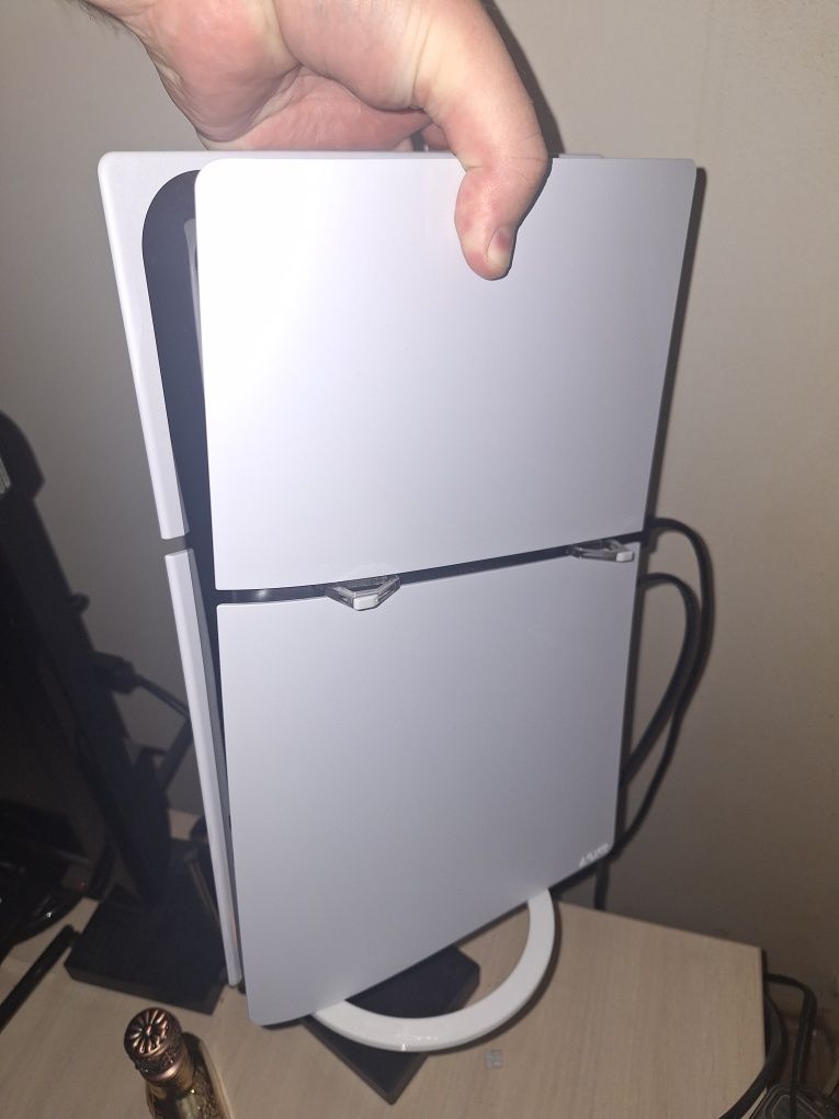 PS 5 Slim та деякі девайси до неї