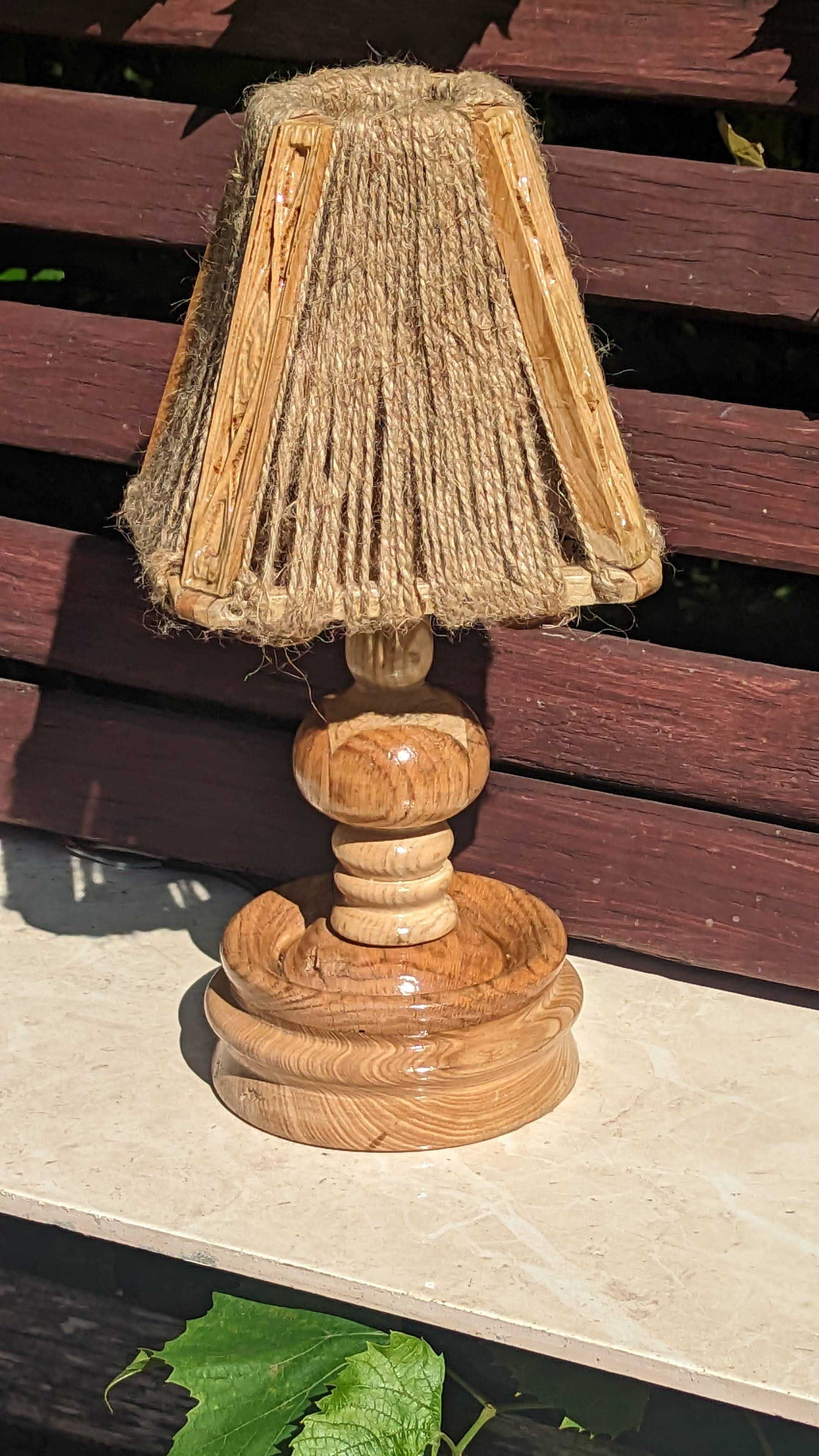 Лампа ручної роботи з дерева