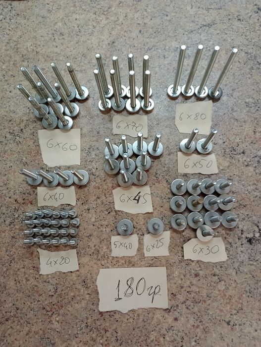 Новые болты с гайкой и шайбой