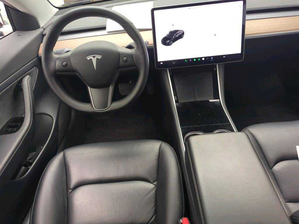 Tesla model 3 Standar Range  em bom estado geral com 107000km