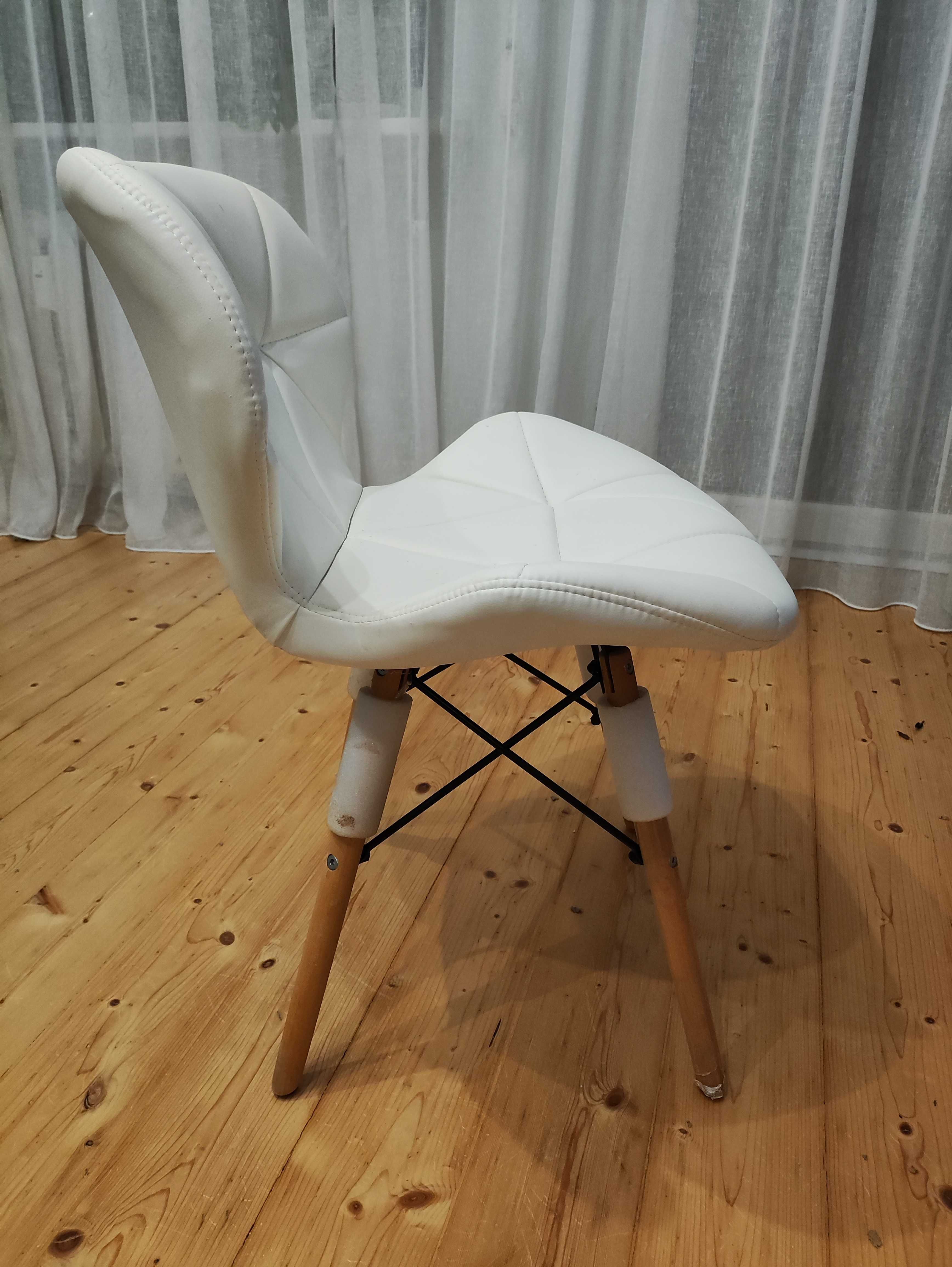 krzesła tapicerowane imitacją skóry