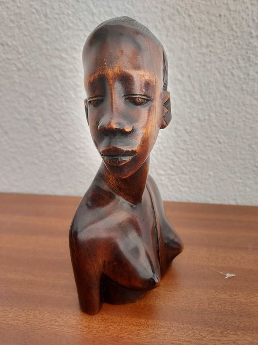 Bustos de Casal Africano em madeira nobre.
