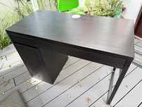 Biurko ikea Micke 105x50 czarne z ładowarką bezprzewodową