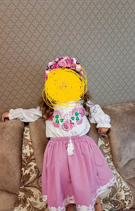 Продам вишитий костюм для дівчинки на ріст 104-110