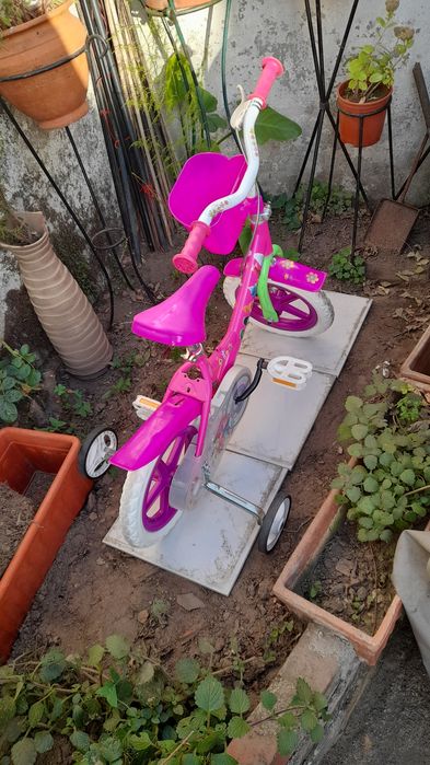 Bicicleta para criança,mais indicada para menina.
