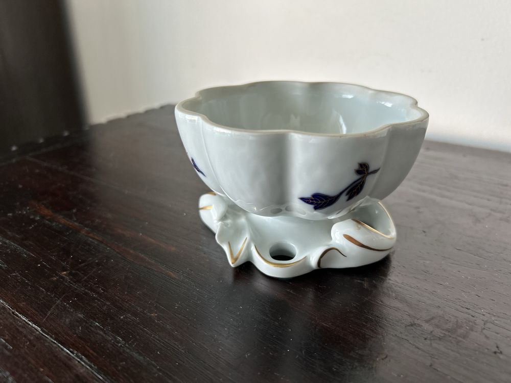 Taça em procelana com flores e dourados.