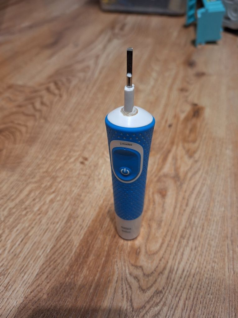 Szczoteczka oscylacyjna dla dzieci Braun Oral B +  2 nowe końcówki