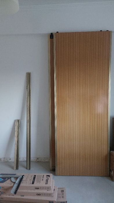 Portas e calhas de roupeiro embutido