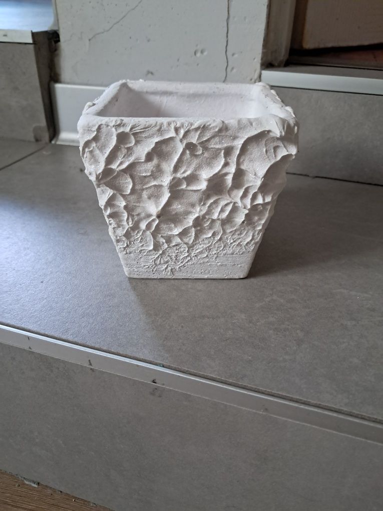 Biała donica gipsowa brokatowe 9 cm
