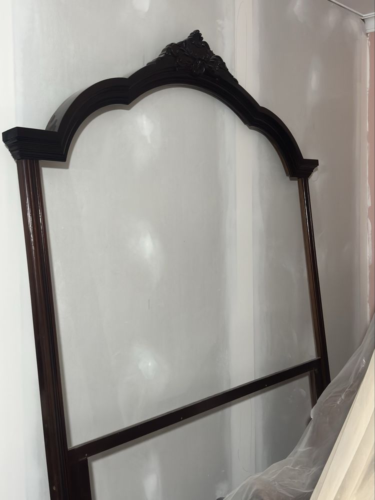 Espelho com ornamento de madeira