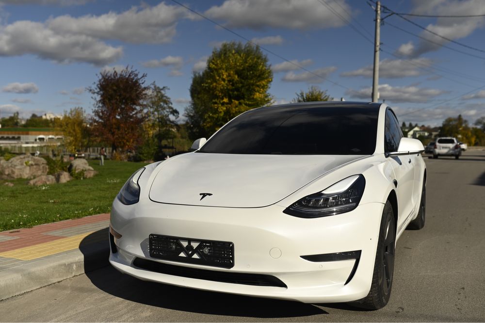 Tesla Model 3 повний автопілот