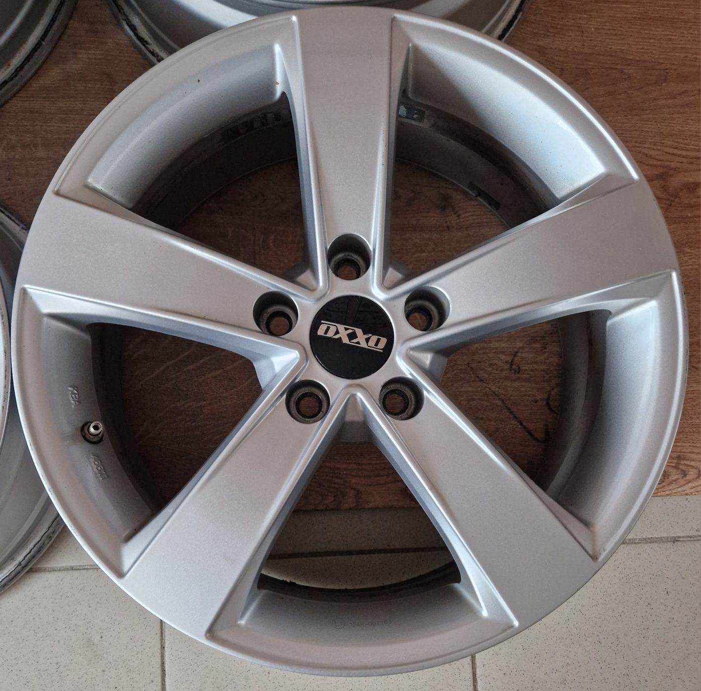Оригінальні легкосплавні диски фірми OXXO Toyota R17 5x114.3 ET 39