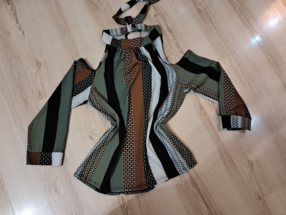 Bluzka z odkrytymi ramionami