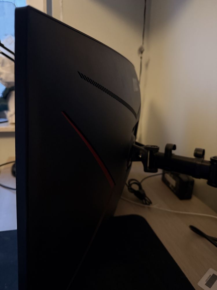 Monitor AOC 144hz zakrzywiony + uchwyt