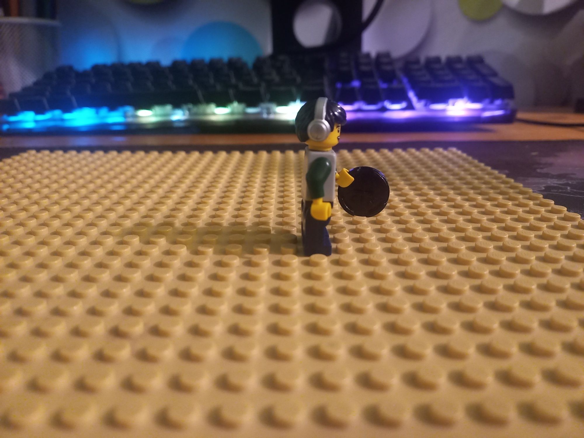 Lego minifigurka Dj
