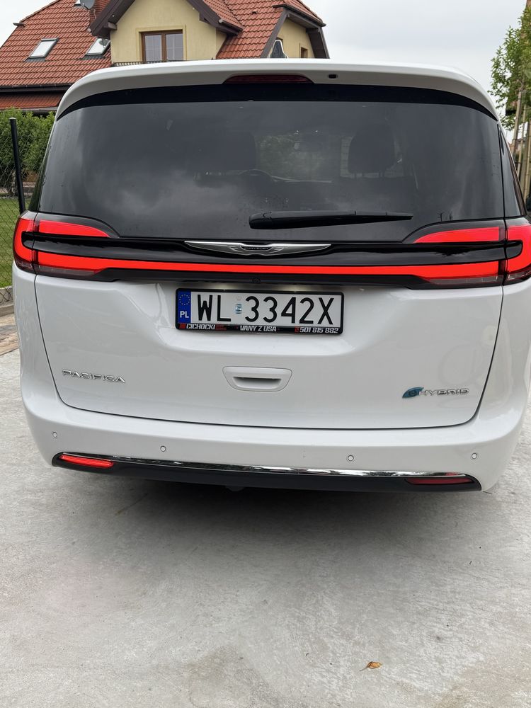 Chrysler Pacifica Hybrid 2024, jak nowy.