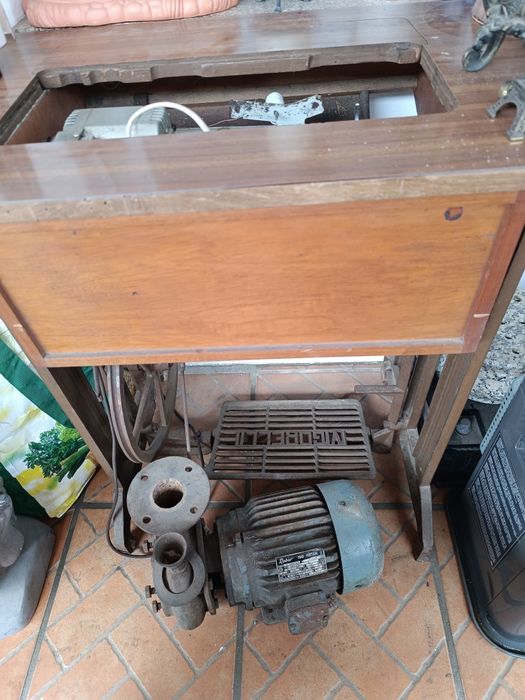 Máquina costura com mesa