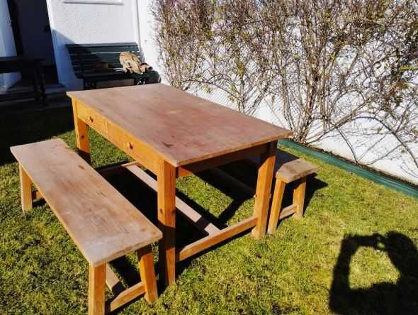 Mesa e dois bancos corridos