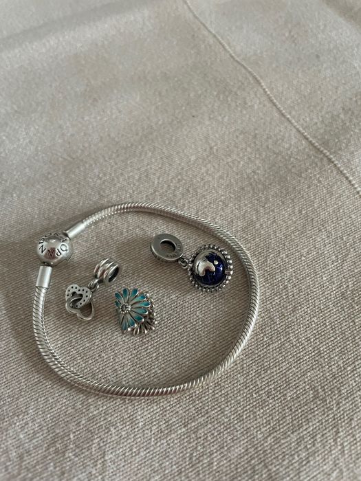 Bransoletka Pandora srebrna z 3 charmsami