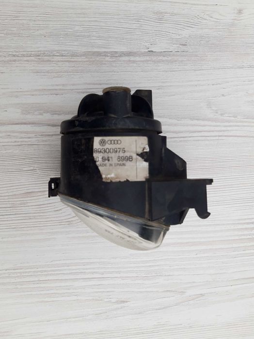 Противотуманная фара ПТФ AUDI A8 D2 4D0941699B
