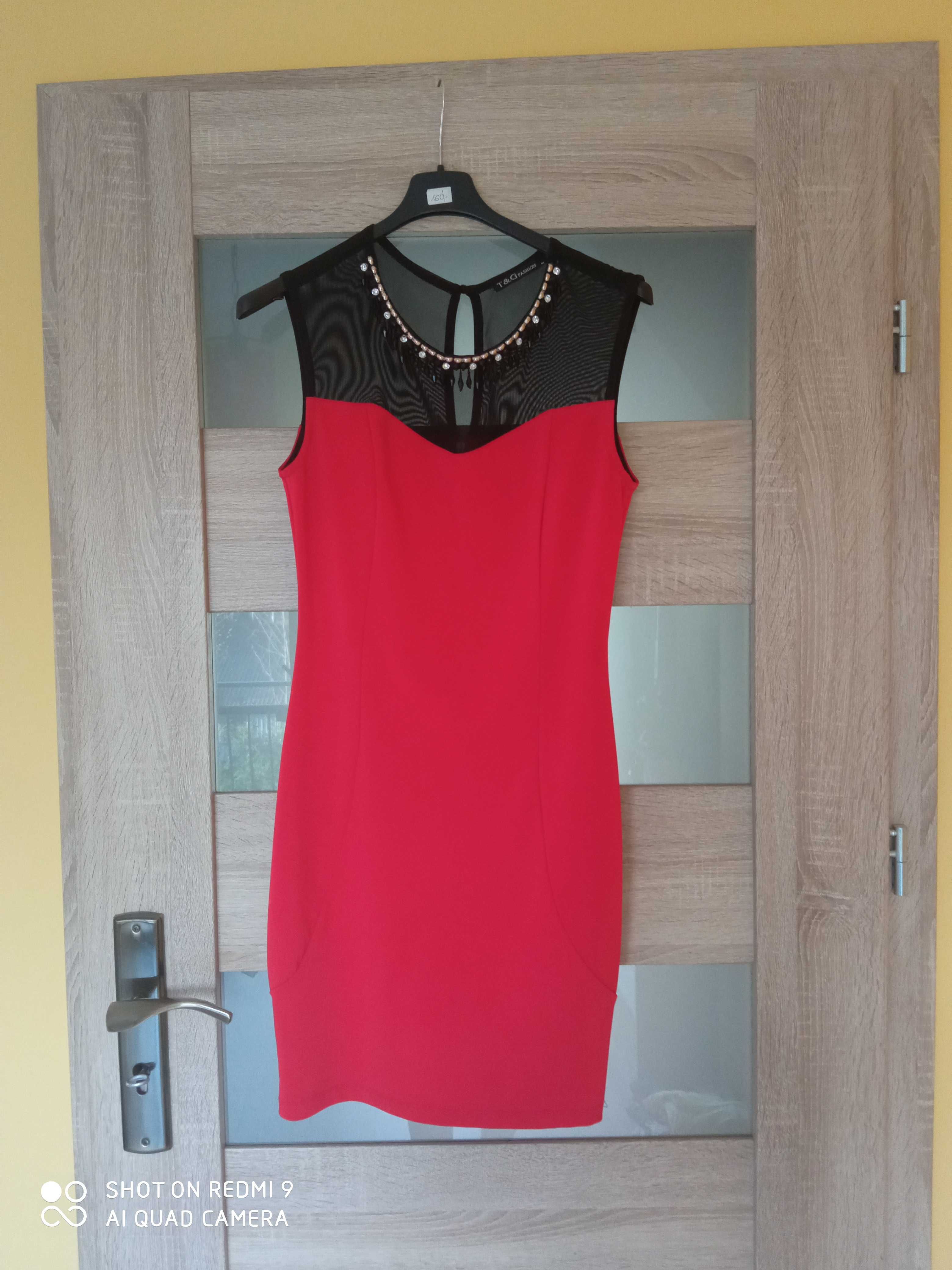 Czerwona sukienka z siateczką na dekolcie