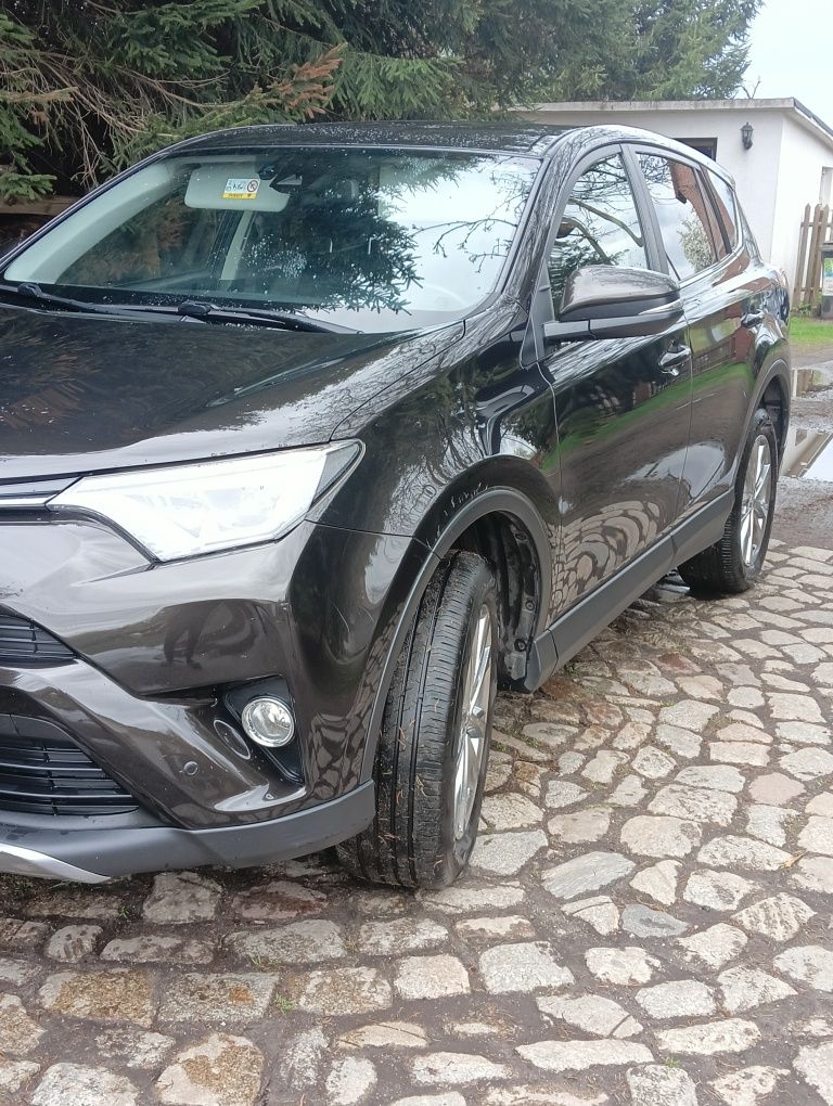SUV Toyota RAV4 Prestige,2017 rok.