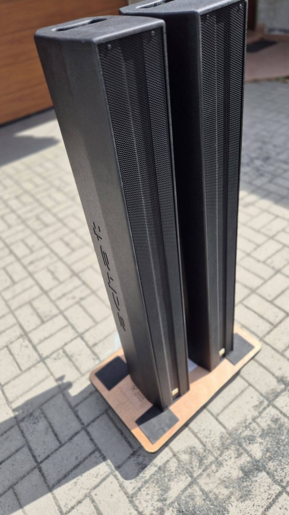 Kolumny głośnikowe vertical array. Achat 804 MKII.