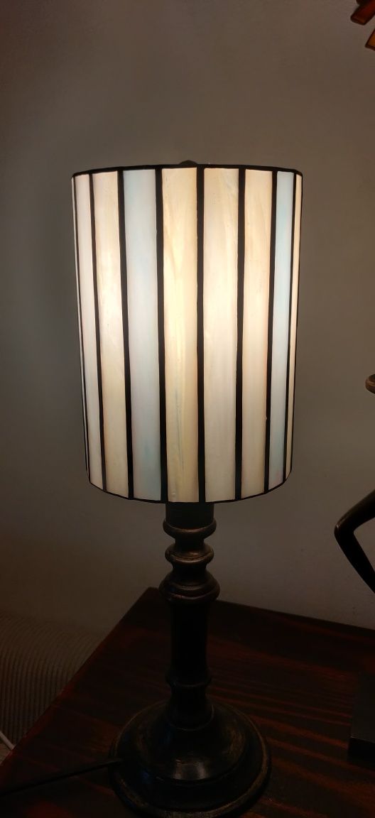 Lampa stojąca z witrażowym abażurem