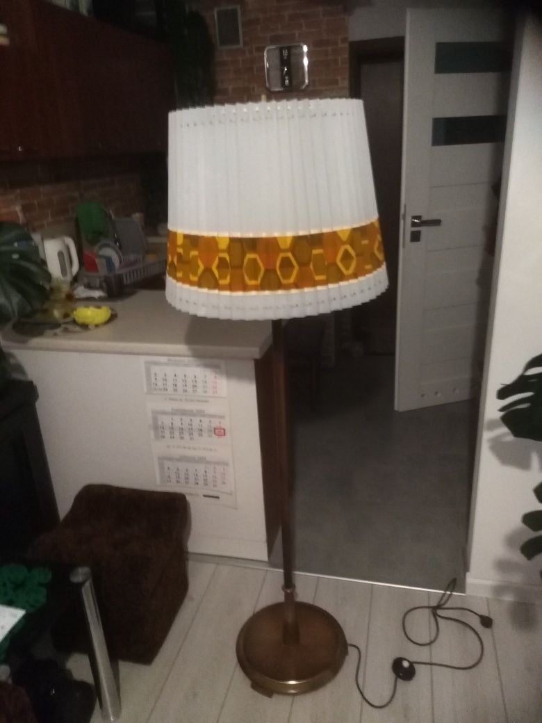 Lampa stojąca z abażurem