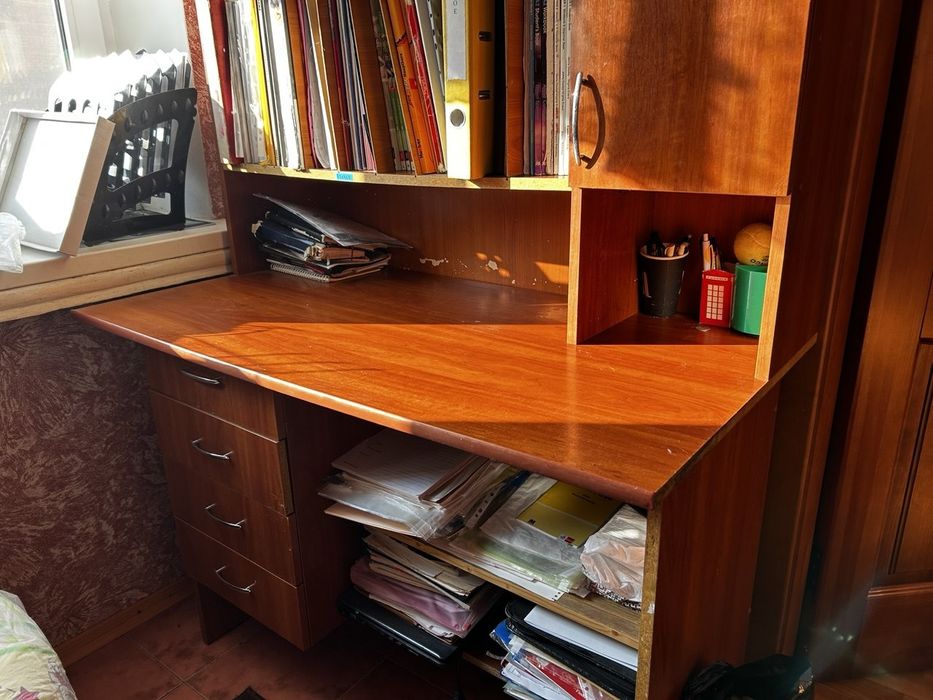 Стіл письмовий з поличками