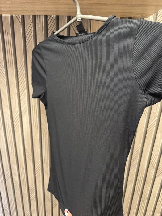 Базова чорна футболка в рубчик на С-М, можна ХС