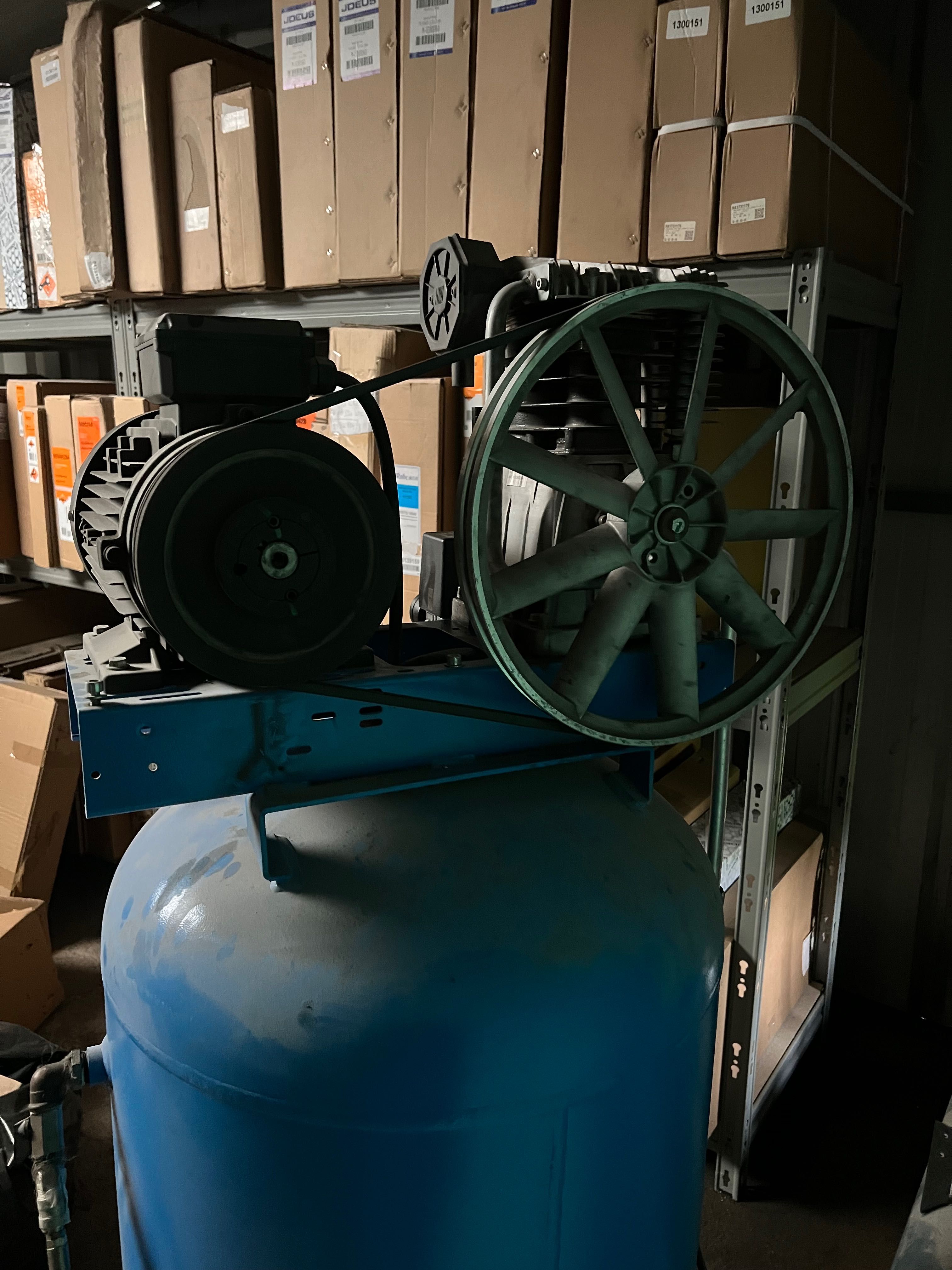 Compressor vertical ABAC 5,5cv 270 litros 11 bar