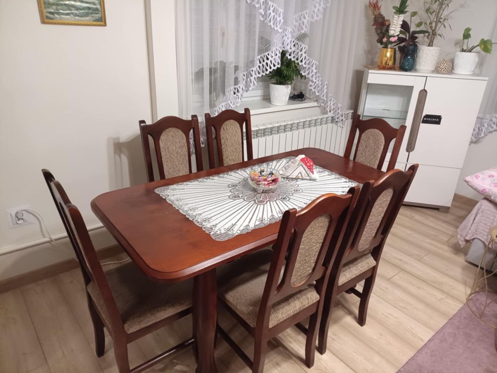Stół drewniany z krzesłami