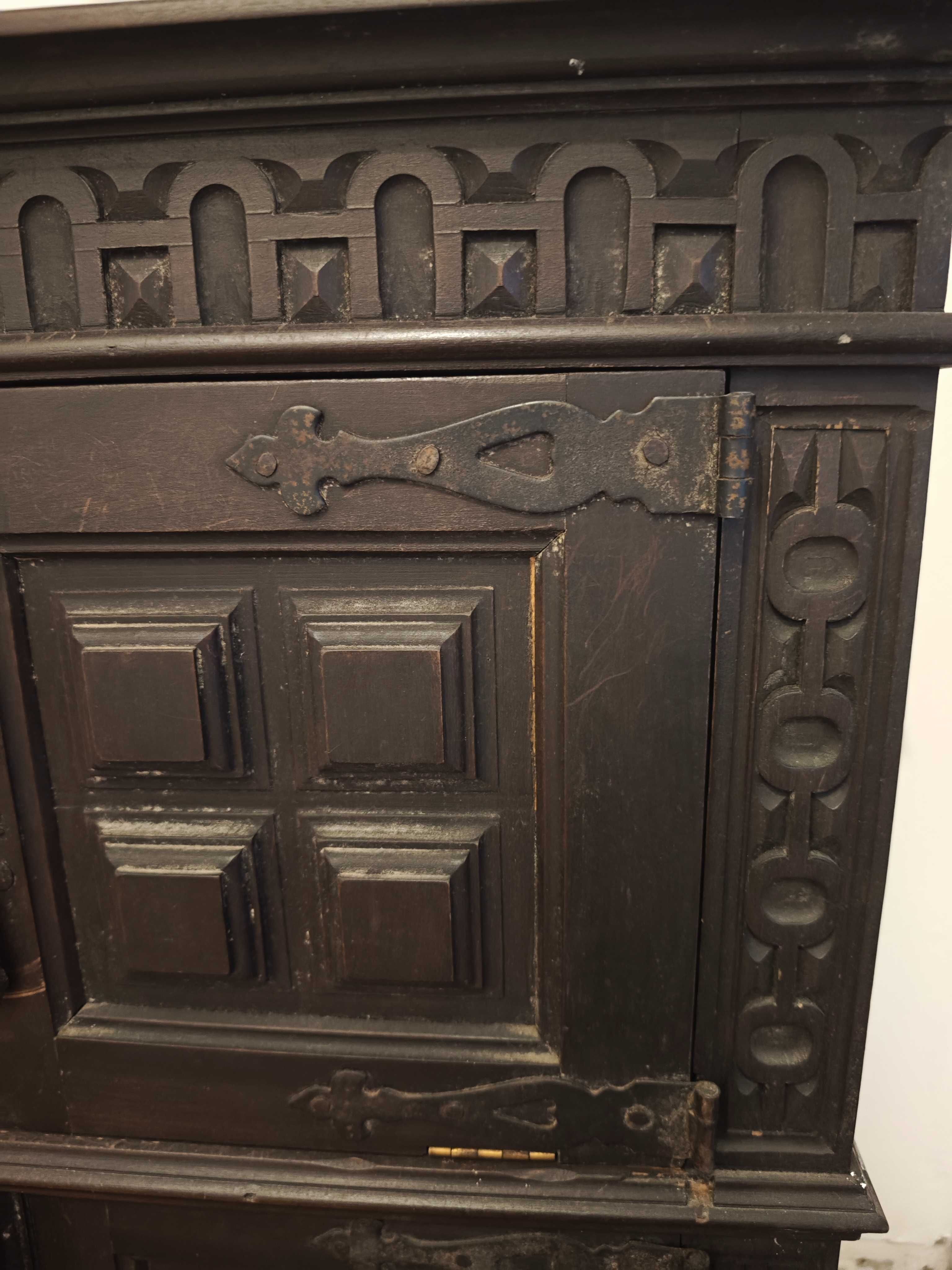 Armário antigo em madeira maciça com entalhes decorativos – vintage