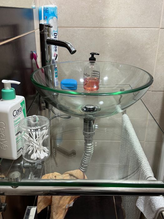 Lavatório em vidro com torneira
