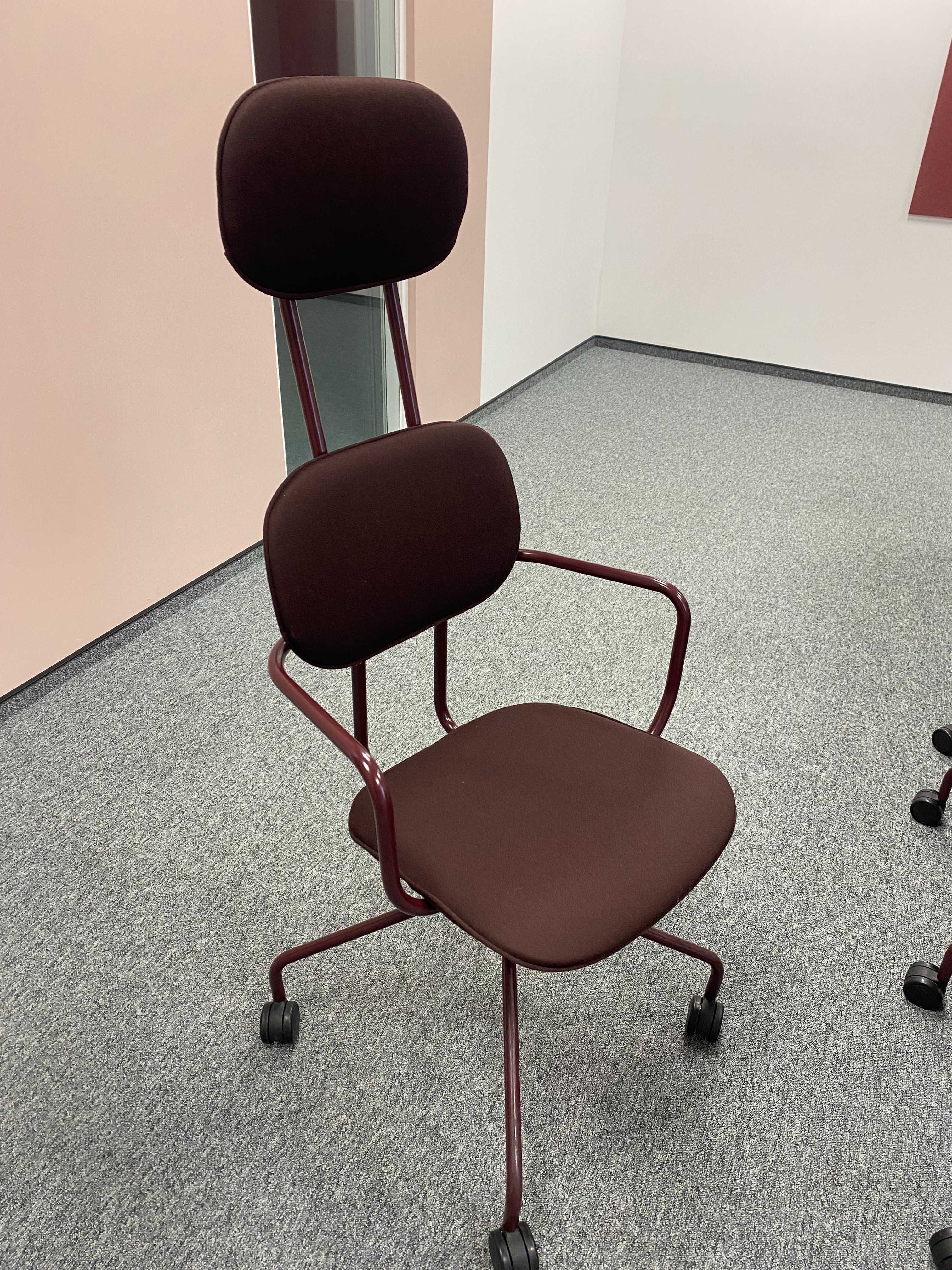 tapicerowane krzesła konferencyjne MDD na kółkach