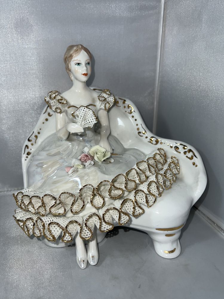 Figurka porcelanowa dama rumunia romania