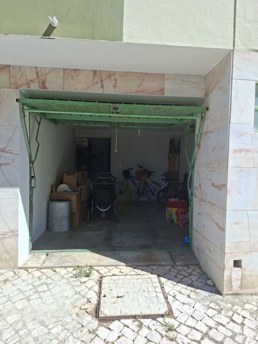Garagem fechada Moita