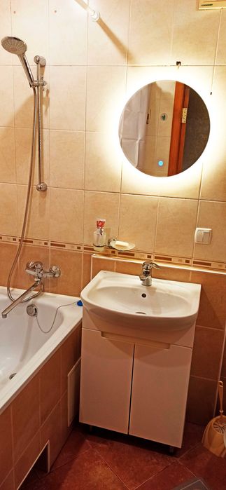 Сдам посуточно 2-ю  квартиру, есть всё. Центр, парк, рынок.