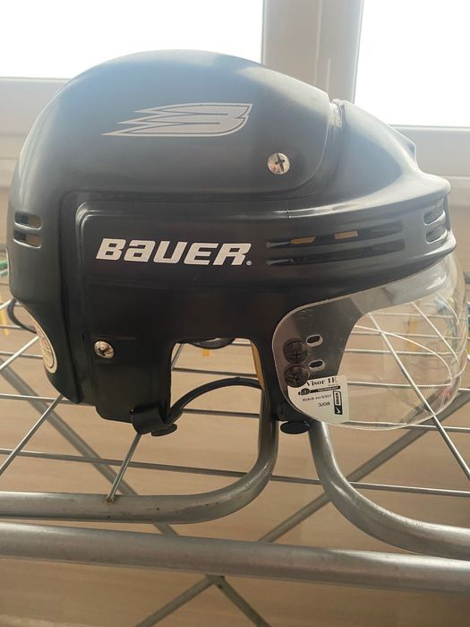 Продам хоккейный шлем Bauer 4000 с визором,размер 56-59 Medium