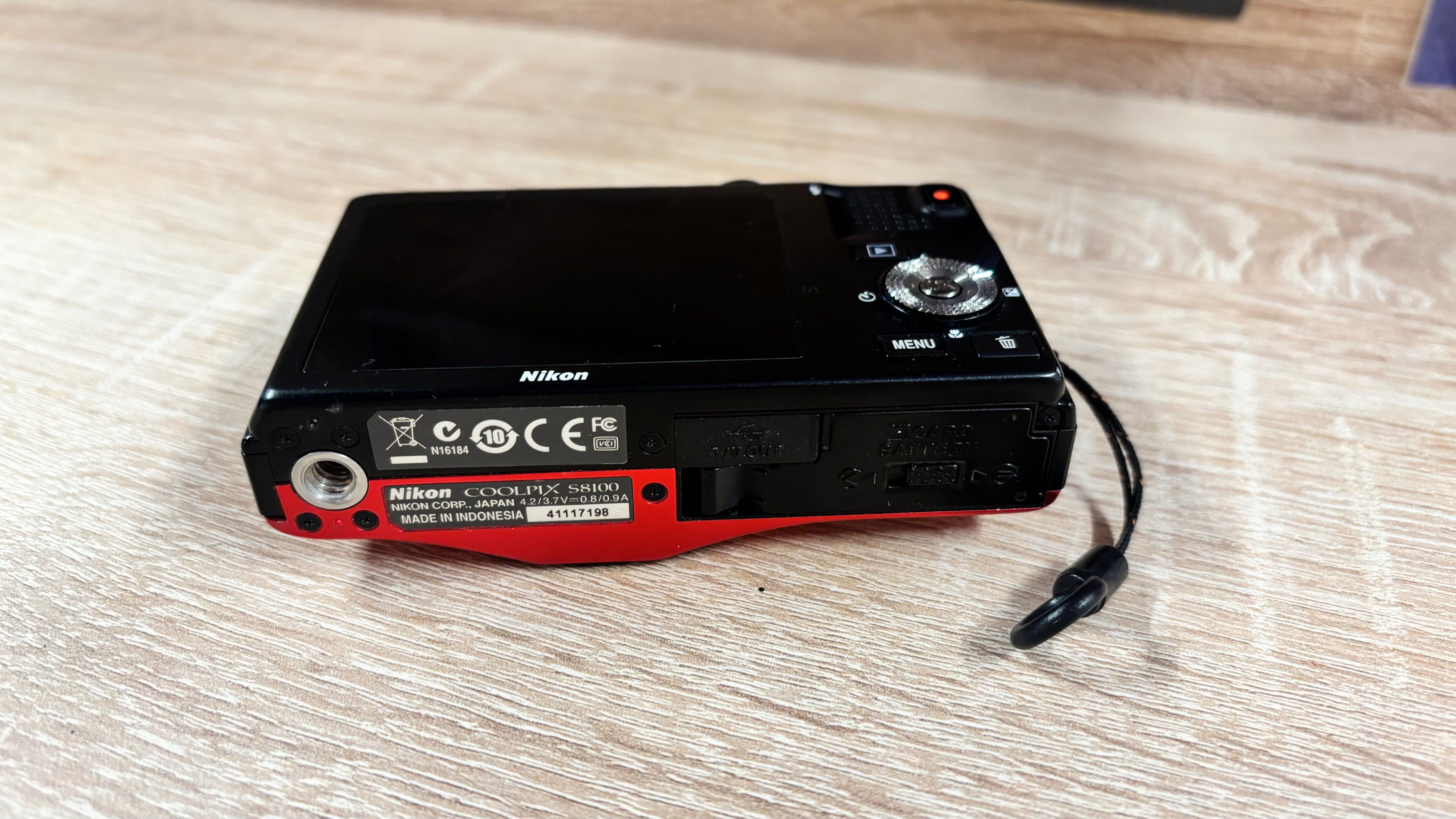 Nikon Coolpix S8100